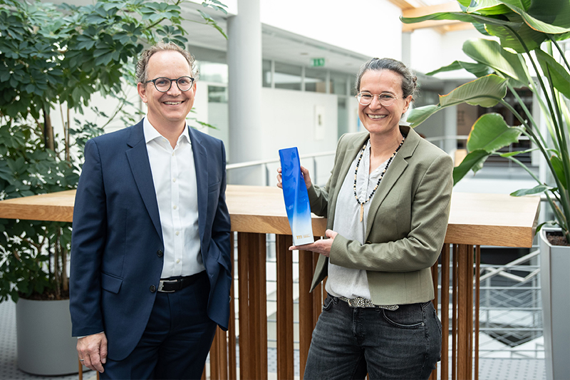 Vorstandsvorsitzender Sascha Menges und Aufsichtsratsvorsitzende Barbara Austel mit der Trophäe des Marken des Jahrunderts Awards