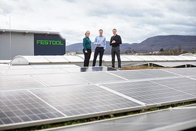 Commercial plant manager Michaela Hammer and plant manager Manuel Ohmayer (middle) with architect Lutz Heimann on the roof of the building.