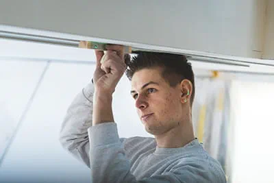 A Stelzle employee uses the positioning aid to move the guide rail into position