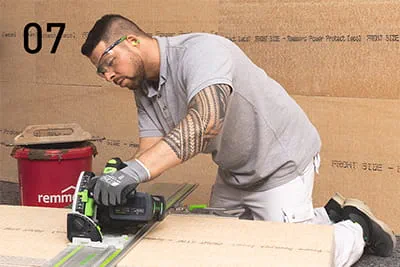 Cut the wall connection panels to size using the Festool TSC 55 and guide rails. Where necessary, sand down any protruding joints with the ETS EC 150/5.