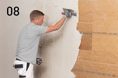 Fill the entire surface of the insulation panels attached to the wall using a toothed trowel and PP Fill.