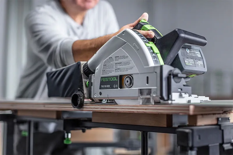 The Festool TSC 55 K plunge-cut saw with new saw blade in use