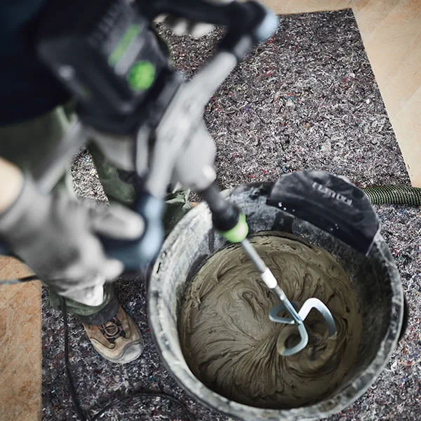 Thick clouds of dust while stirring are a thing of the past: The MX stirrers, including MX extractor on the edge of the bucket, enable you to stir and mix any material with no dust. A welcome breath of fresh air not only for your lungs – but for your back, too.