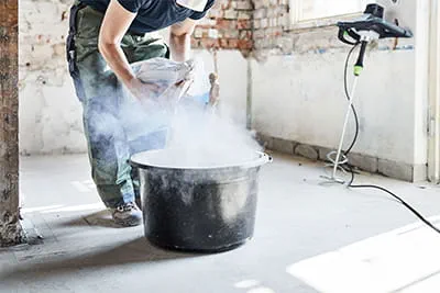 Bad for the lungs and the work environment: This is what it looks like when powdered materials are poured in without extraction.