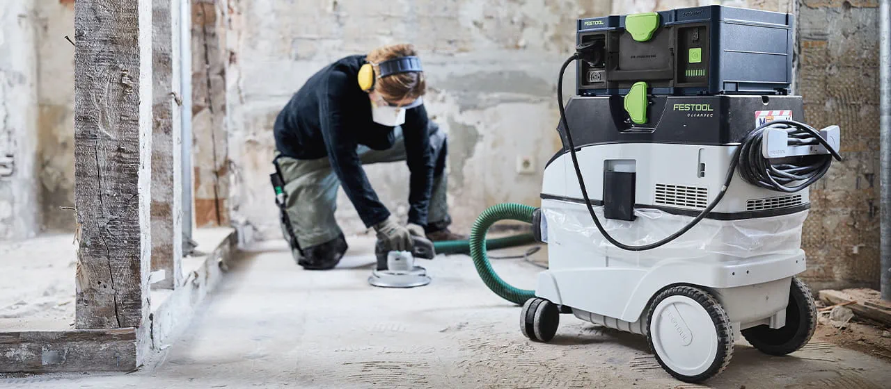 Nadja Körbel - floor layer and Festool training instructor gives practical tips for preparing floors: Fast removal of concrete, screed and coatings on hard substrates with the RENOFIX RG 130 renovation grinder. 