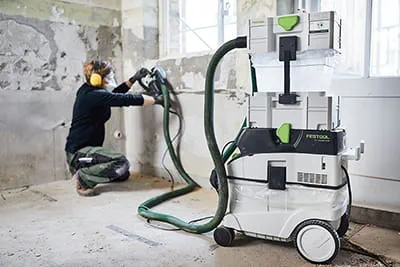 The RG 130 ECI surface-restoration grinder, when combined with the CTM 36 AC RENOFIX mobile dust extractor and the CT-VA pre-separator, achieves excellent extraction results and thus ensures dust-free work.