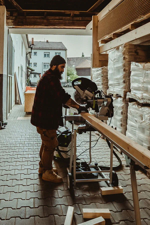 Cutting the pieces of wood with the Festool KAPEX sliding compound mitre saw