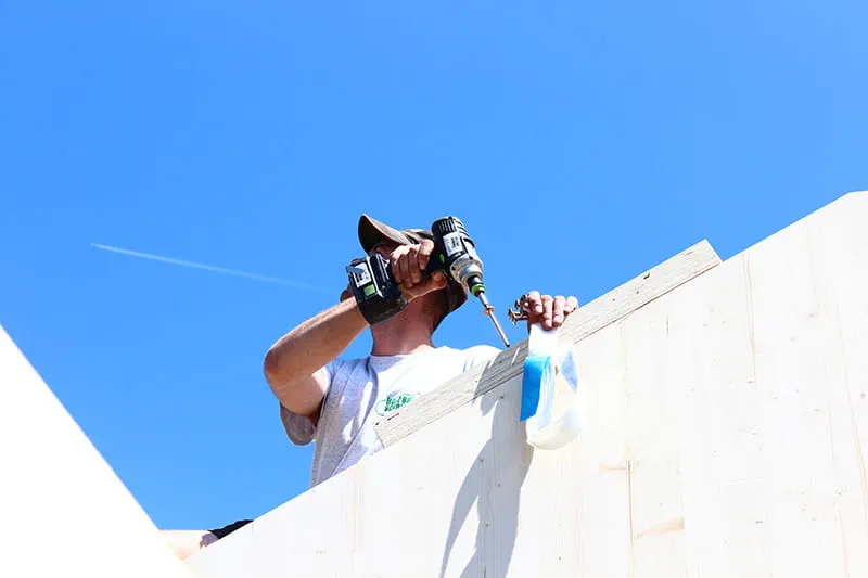 A carpenter using Festool's DRC 18/4 cordless drill.