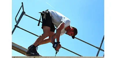 A carpenter using Festool's DRC 18/4 cordless drill.