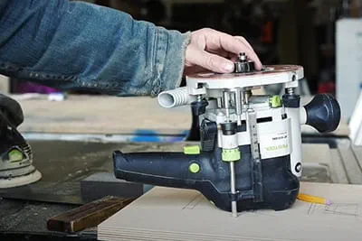 Laura Kampf using the PSC 420 cordless jigsaw by Festool.