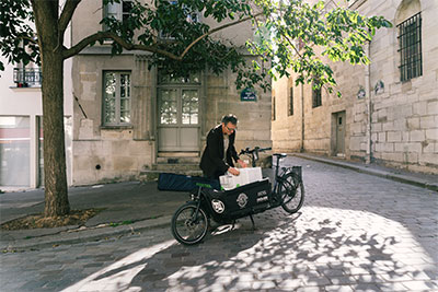 Früh morgens lädt Philippe Genty seine „mobile Werkstatt“ auf das Lastenrad. So hat er immer alles dabei, was er für den Arbeitstag braucht.
