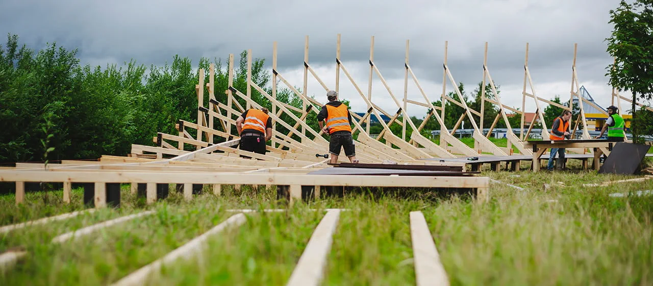 The Schneestern team building the ramp for the Tri-Battle in the Allgäu