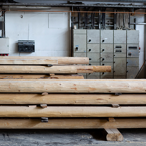Ein Stapel Holzstämme in der Werkstatt.