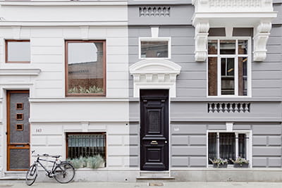 Restaurierte Fassaden von Wohnhäusern in Flandern, Belgien