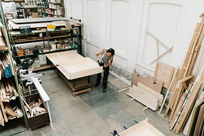 In der Holzwerkstatt von Tintelijn werden Werkstücke für den Innenausbau von den Schreinern bearbeitet und gefertigt. 