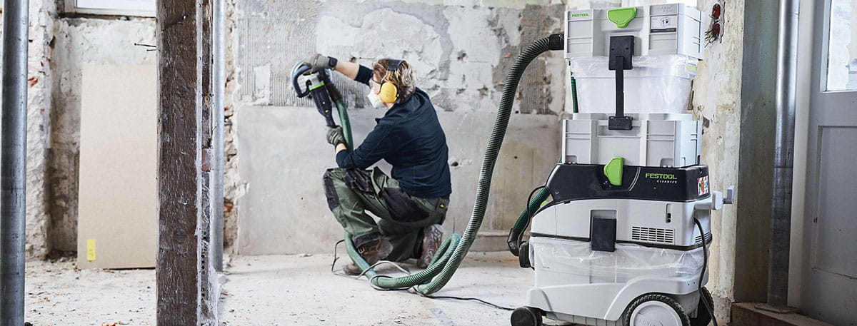 The RG 130 rehabilitation grinder, in combination with the CTM 36 AC RENOFIX extraction mobile and the CT-VA pre-separator, achieves excellent extraction results and guarantees low-dust work.