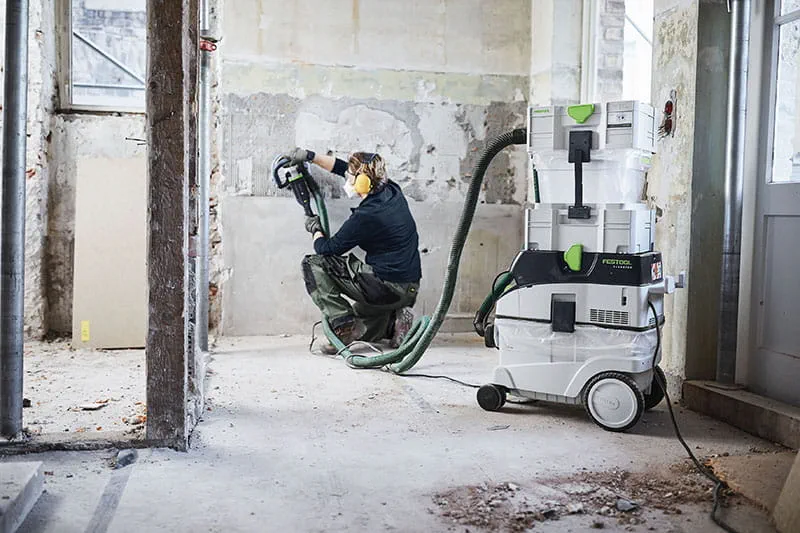 The RG 130 rehabilitation grinder, in combination with the CTM 36 AC RENOFIX extraction mobile and the CT-VA pre-separator, achieves excellent extraction results and guarantees low-dust work.